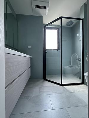 黑色五角型橫移門