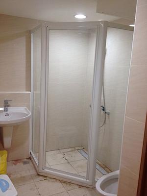 五角型白框淋浴拉門