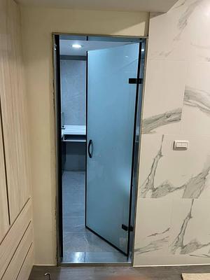 黑色無框式單開入口門