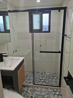 黑色無框橫推式淋浴拉門