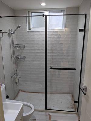 黑色無框式單開門